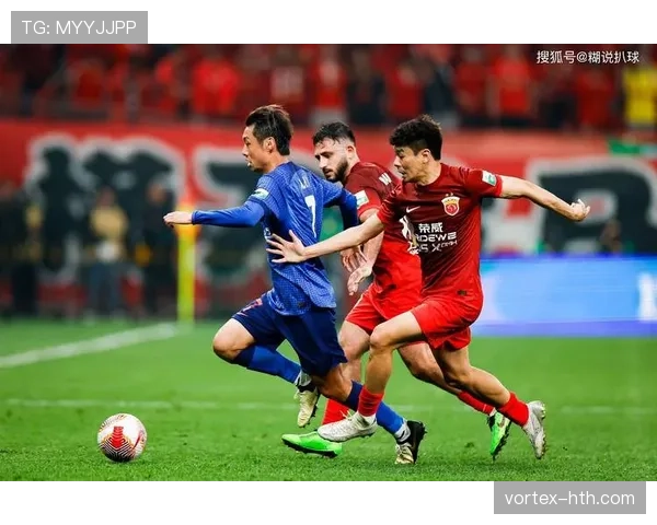 中超战火重燃,争冠格局胶着悬念迭起 中超战火重燃,争冠格局胶着悬念迭起