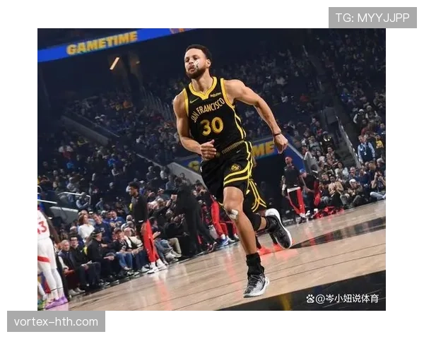 伯德无球跑位制造空位 提升命中率与库里形成对比