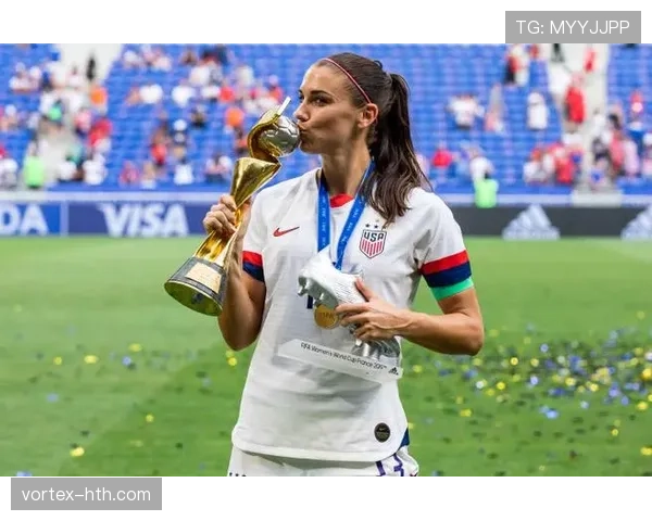 亚历克斯·摩根赛场上拼命，私下却一个月花钱堪比小富婆，真是反差太大了！