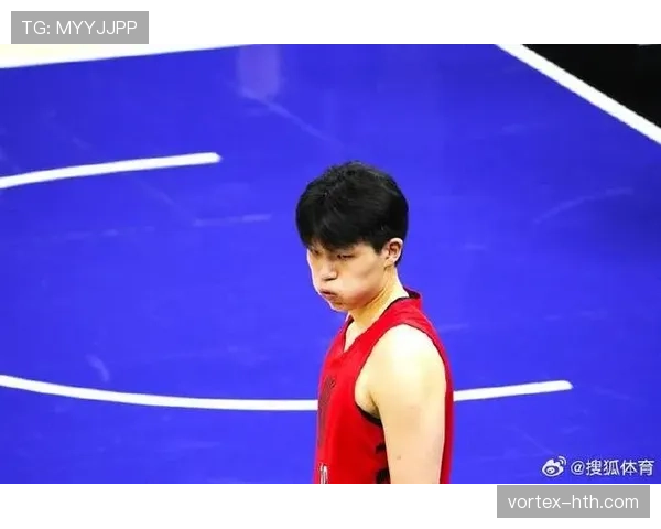 杨瀚森训练完啃鸡腿那一下，真绷不住了